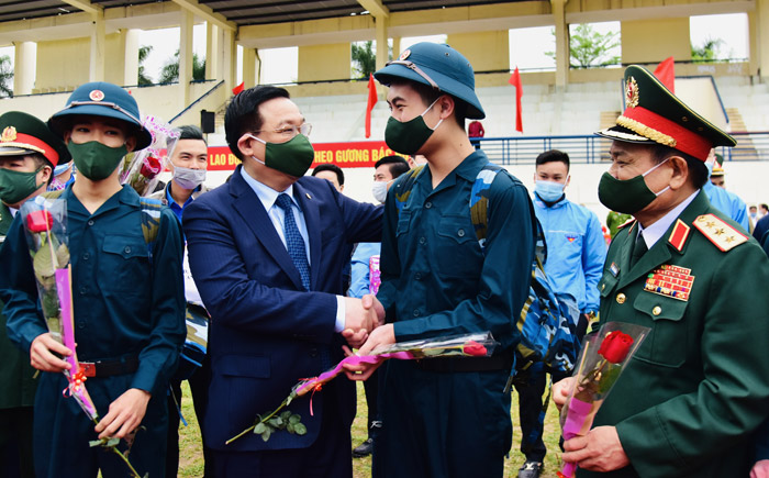 Gần 4 000 thanh niên Thủ đô hăng hái lên đường nhập ngũ